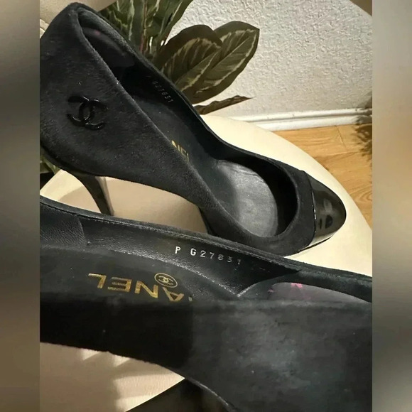 Chanel Black Suede Platform Pumps w/ Patent Leather Cap Toe + CC Logo size 38.5 - Picture 15 of 16